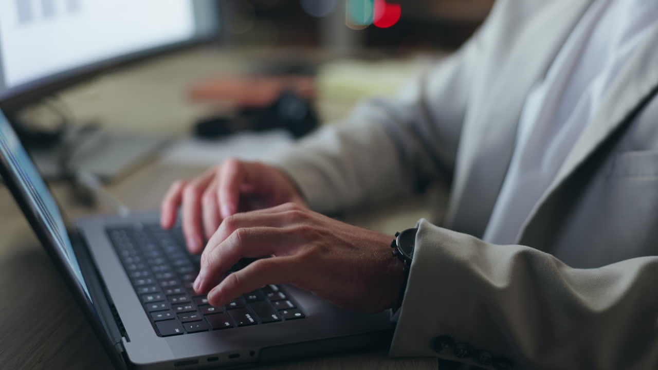 노트북에서 일하는 남자