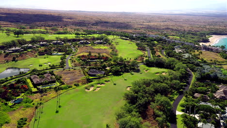 Imágenes-De-Drones-Sobre-Un-Campo-De-Golf-Con-Una-Sartén-Sobre-La-Playa-De-Hapuna