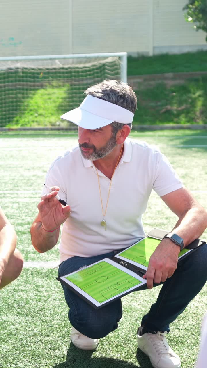 Allenatore di calcio che spiega la strategia sul campo
