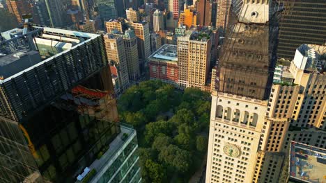 los techos de nyc y la torre del reloj de la compañía de seguros de vida metropolitana
