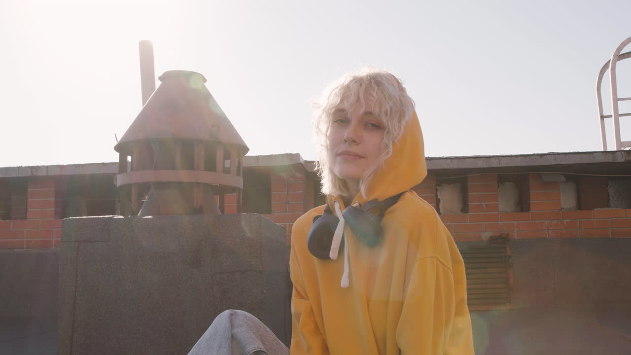 блондинка на террасе