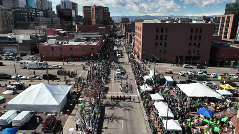 vista aérea de un desfile que se abre paso por el centro de denver, colorado