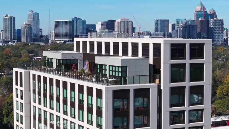 Bar e café na cobertura com vista para os edifícios comerciais e residenciais do horizonte de Midtown Atlanta e o bairro ao fundo, Geórgia. Imagem de drone.