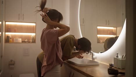pareja preparándose en el baño de la mañana