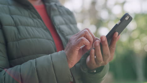 comunicación, teléfono y manos de mujer mecanografiando