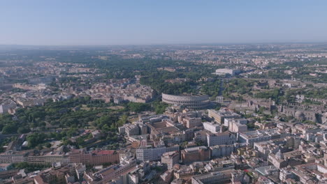 amplia toma aérea giratoria del coliseo en roma, italia