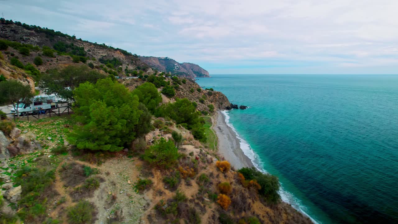 drone moviéndose lentamente hacia los lados en nerja, al sur de españa