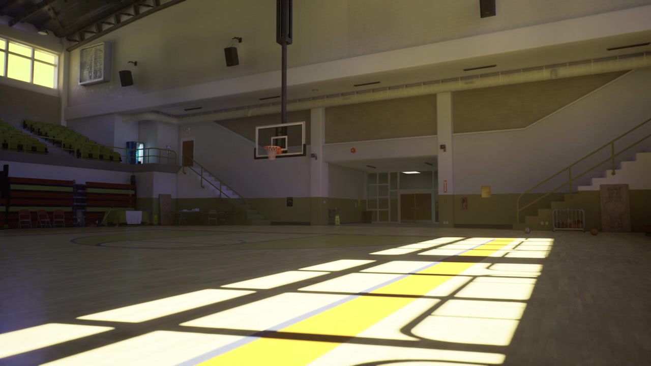 Ruhige Basketballarena, gebadet in goldenem Licht während friedlicher Abendstunden.