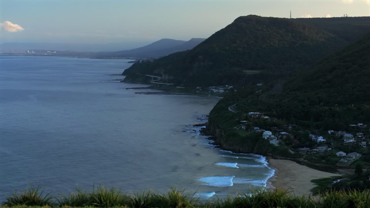 스탠웰 파크 해변 꼭대기 발드 힐 공중 드론 해가 뜨고 해가 지고 푸른 황금 시간 바다 절벽 다리 울롱롱 nsw 오스트레일리아 시드니 남쪽 해안 일라와라 석탄 절벽 목구 오른쪽 움직임 천천히