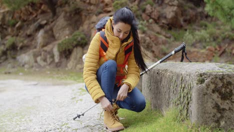 Female-hiker-tying-her-laces