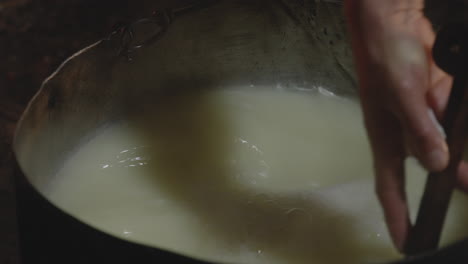 revuelva en la olla, colocando la leche en la cuajada, elaboración de queso, chobareti, georgia, primer plano