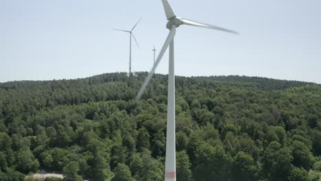 Primer-Plano-De-Drones-De-Un-Molino-De-Viento-En-El-Pintoresco-Paisaje-Alemán,-Alemania,-Europa