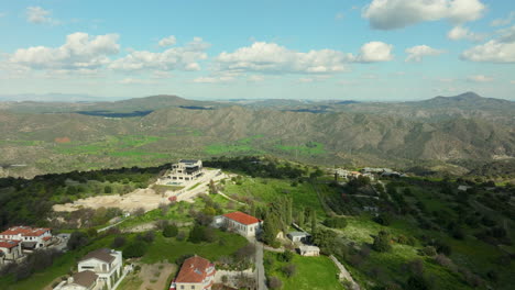 Paisaje-De-Montaña-Verde-De-Chipre-Durante-El-Día-Soleado