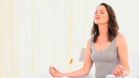 mujer relajada haciendo yoga