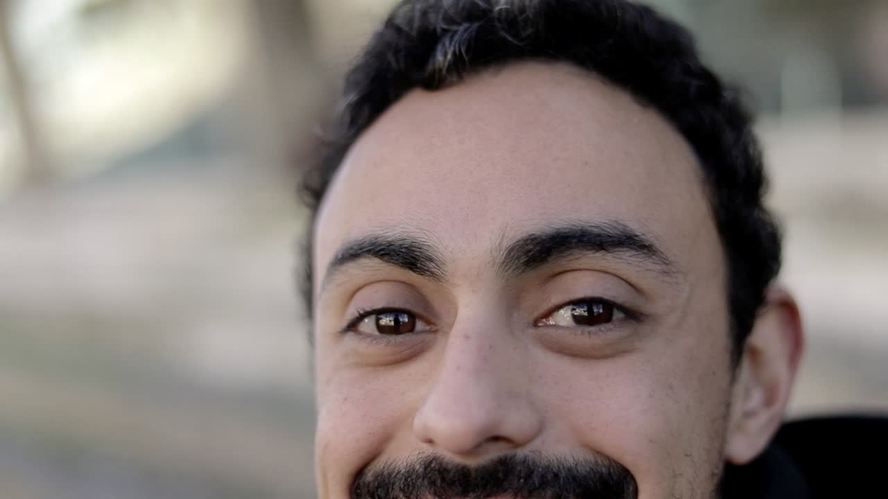 un joven contento riendo.