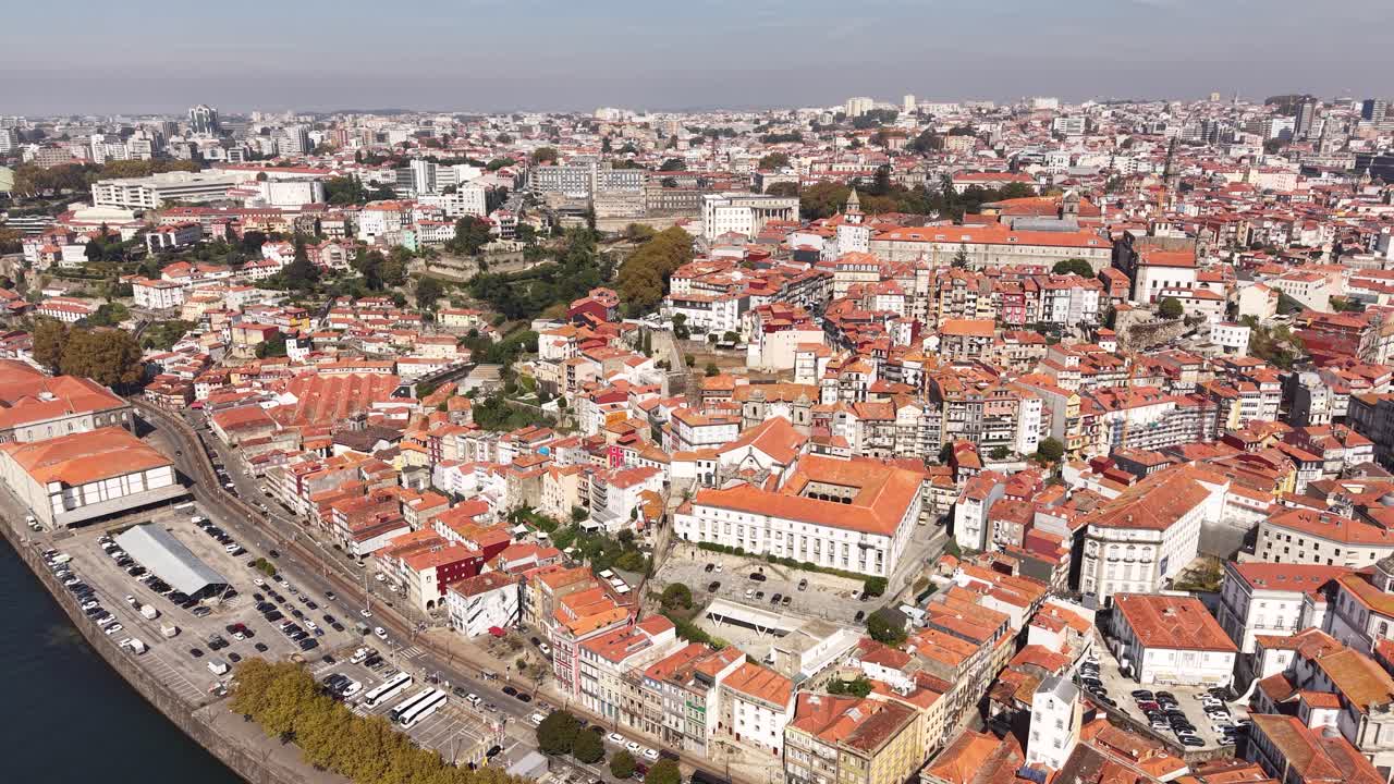 Ripresa aerea del paesaggio urbano di Porto, Portogallo, dal fiume Douro in una mattinata di sole