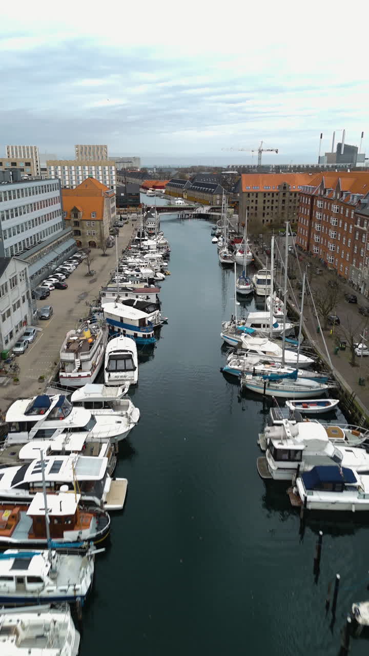 Lodret droneoptagelse af den naturskønne Christianshavns Kanal, efterårsdag i Danmark