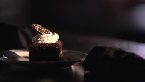 Una-Elegante-Rebanada-De-Pastel-De-Chocolate-Con-Una-Iluminación-Seductora