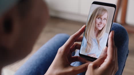 Junge-Frau,-Die-Zu-Hause-Per-Video-Chat-Mit-Ihrem-Smartphone-Chattet-Und-Mit-Ihrer-Besten-Freundin-Chattet,-Während-Sie-Ihren-Wohngemeinschafts-Lebensstil-Vorführt-Und-Mobile-Kommunikation-Genießt