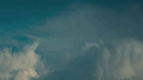 Ein-Wunderschöner-Zeitraffer-Einer-Großen-Weißen-Wolke,-Die-Am-Himmel-Surft,-Israel,-Naher-Osten,-Nahaufnahme,-Spiegellose-Sony-Kamera,-4K-Video