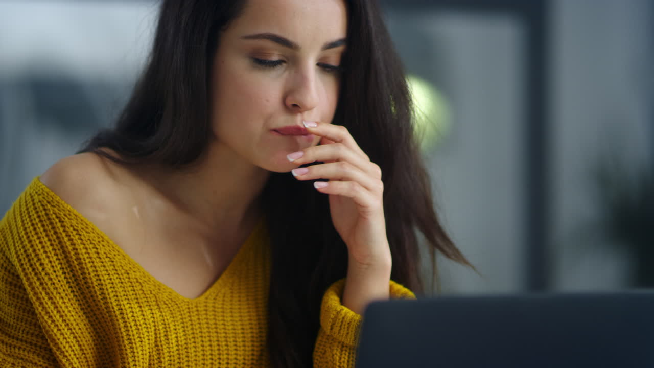 mujer de negocios aburrida mirando pantalla de computadora. mujer cansada leyendo documentos