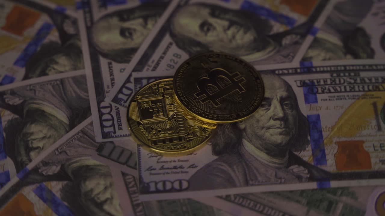 consejos de inversión financiera. bitcoins brillantes con símbolo de criptomoneda en los nuevos billetes de dólares estadounidenses.