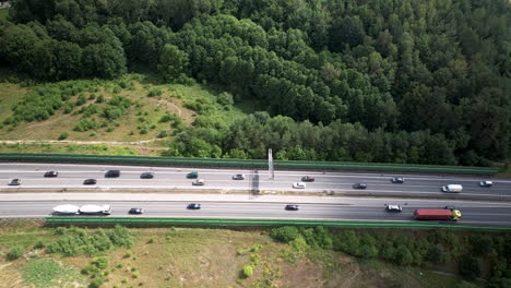 tráfico diurno en carretera en gdynia, polonia