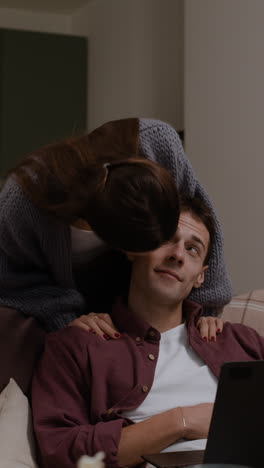 pareja trabajando juntos en el hogar