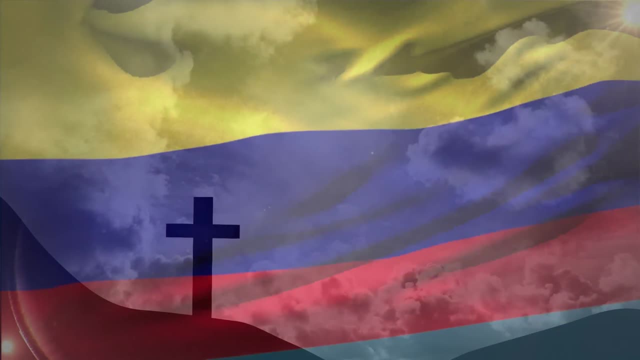 animación de ondear la bandera de colombia sobre la silueta de una cruz en la montaña contra las nubes en el cielo