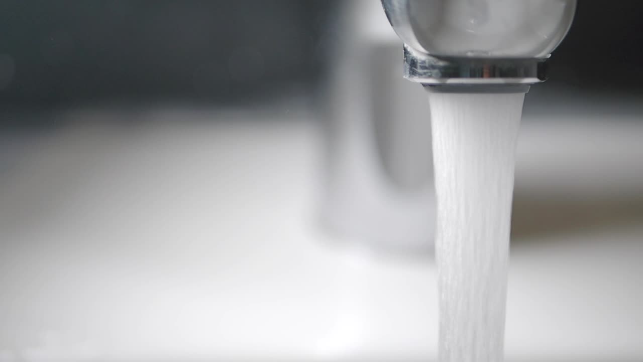 вода, протекающая из крана