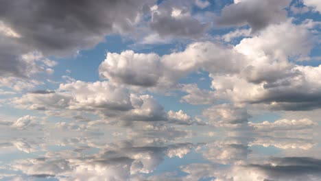 fondo futurista que consiste en un clip de lapso de tiempo de nubes blancas y esponjosas sobre el cielo azul y su reflejo, bucle de video