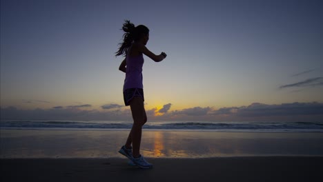 chica asiática china a la orilla del mar carrera de distancia para la resistencia