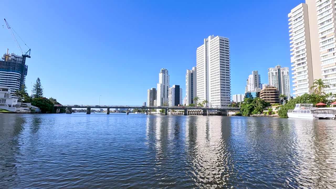 골드 코스트 수로를 가로지르는 경치 좋은 보트 여행