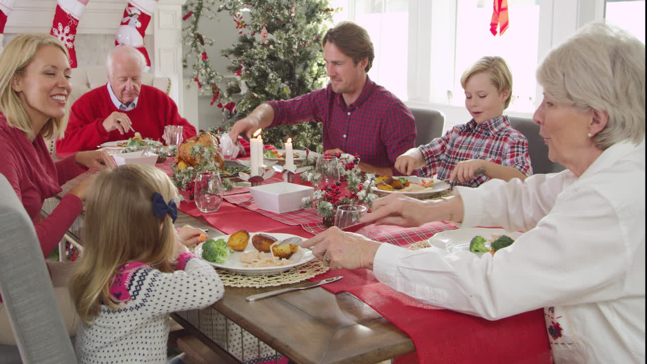 familia con abuelos disfrutando de la comida de navidad filmada en r3d
