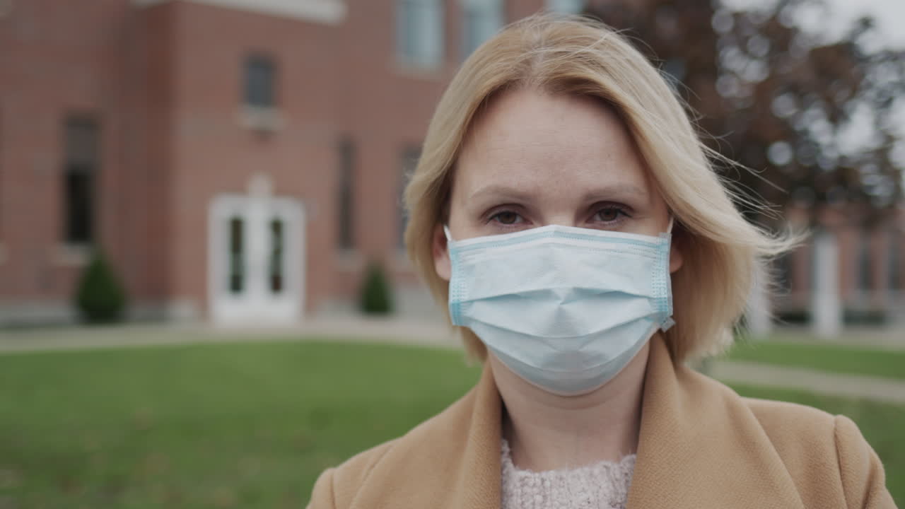 retrato de una maestra en el fondo del edificio de la escuela
