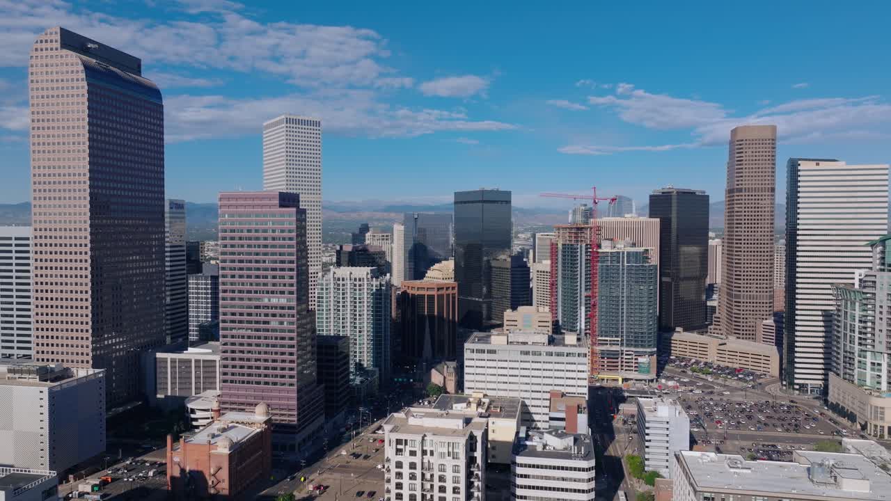 Grattacieli del centro di Denver, panoramica a destra, sfondo aereo di media distanza, Colorado USA
