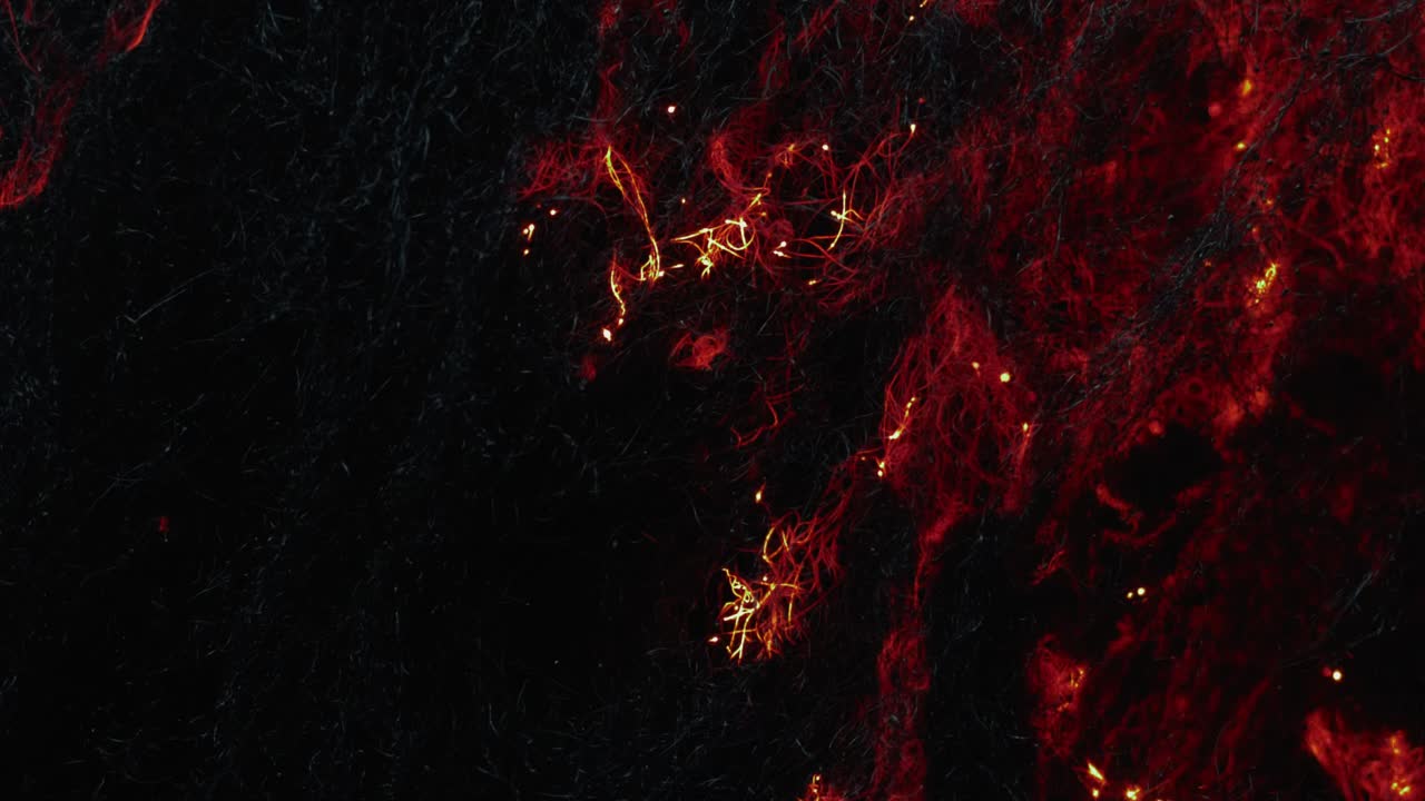 Ein kurzer Flammenstoß setzt Material in Brand