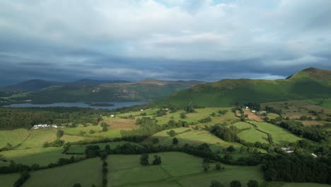 vista aérea sobre el valle de newland a catbells y derwentwater, cumbria, reino unido