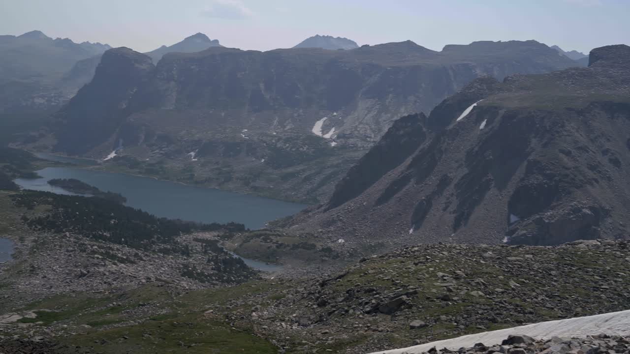 와샤키 패스의 광활한 산상 풍경, 와이오밍의 윈드 리버 야생의 웅장한 자연 아름다움을 보여주는 광활한 판 왼쪽