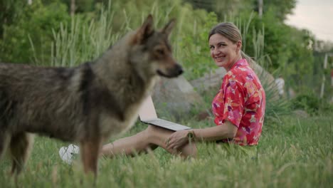 it's a ridiculous situation. a woman is filmed in a commercial, a dog dog enters the frame and interferes with the shooting.