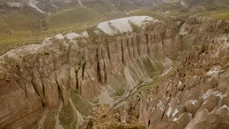Säule,-Braune-Steinklippe,-Säule-In-Der-Nähe-Eines-Kleinen-Schönen-Sees-Auf-Grünen-Berghügeln-In-Ardabil,-Sabalan,-Iran,-Wunder-Der-Naturlandschaft