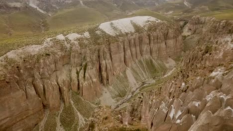 pilar piedra marrón columna de acantilado cerca de un pequeño lago hermoso en las montañas verdes colinas en ardabil sabalan iran maravillas del paisaje natural