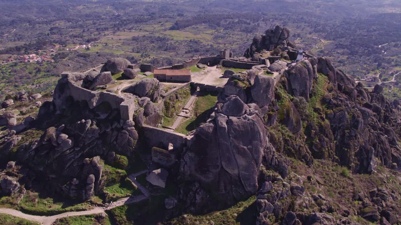 Monsanto kale kayalıkları üzerinde gün doğumu, Portekiz, Castelo Branco