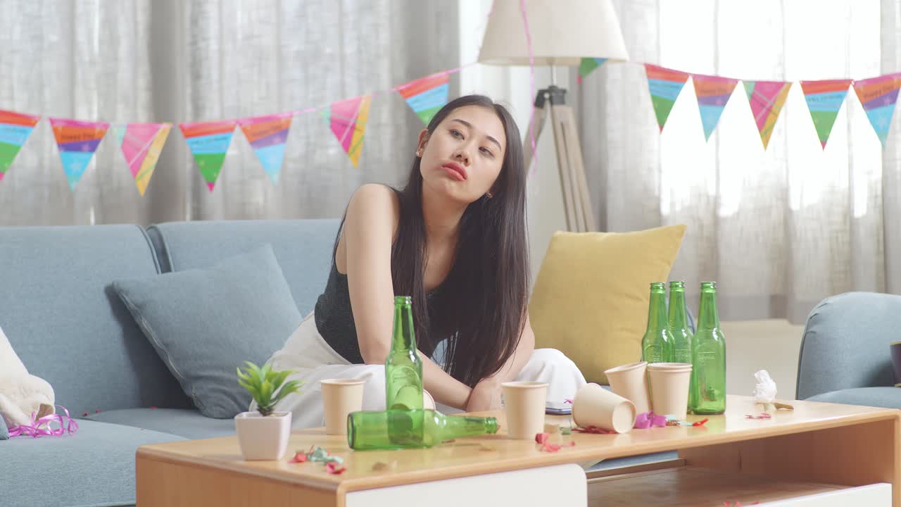 파티에서 불행한 여자