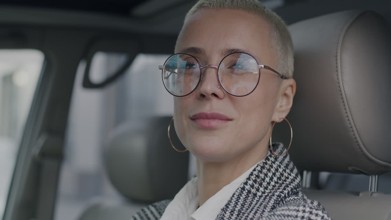 mujer conduciendo un automóvil