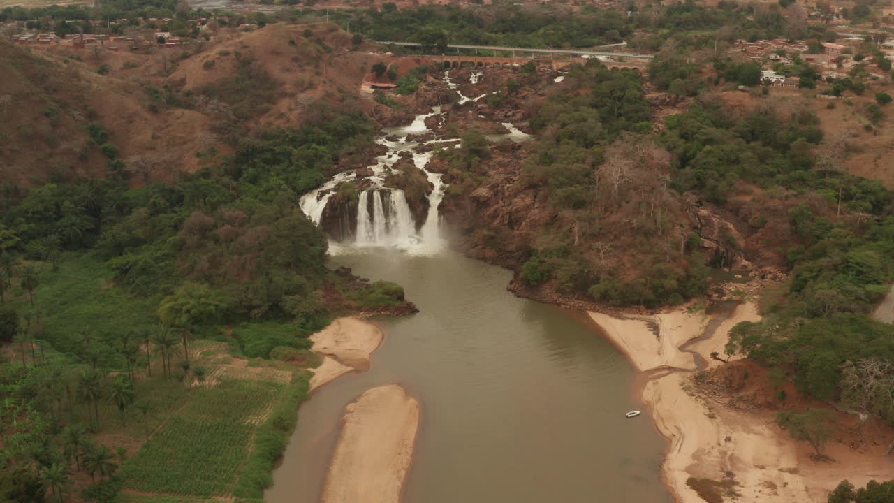 volando sobre una cascada en kwanza sul, binga, angola en el continente africano 7