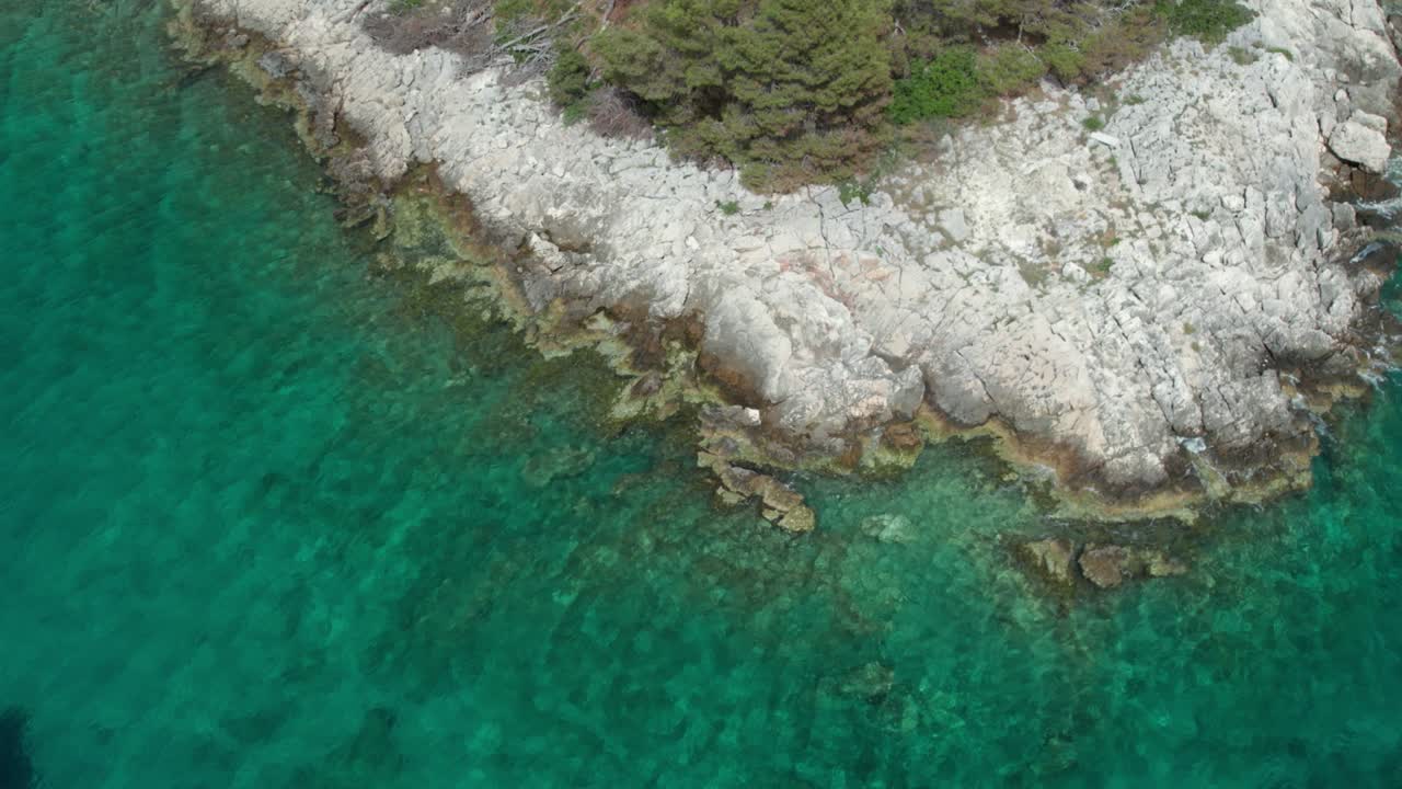 에메랄드 물로 섬의 해안선을 공중 촬영