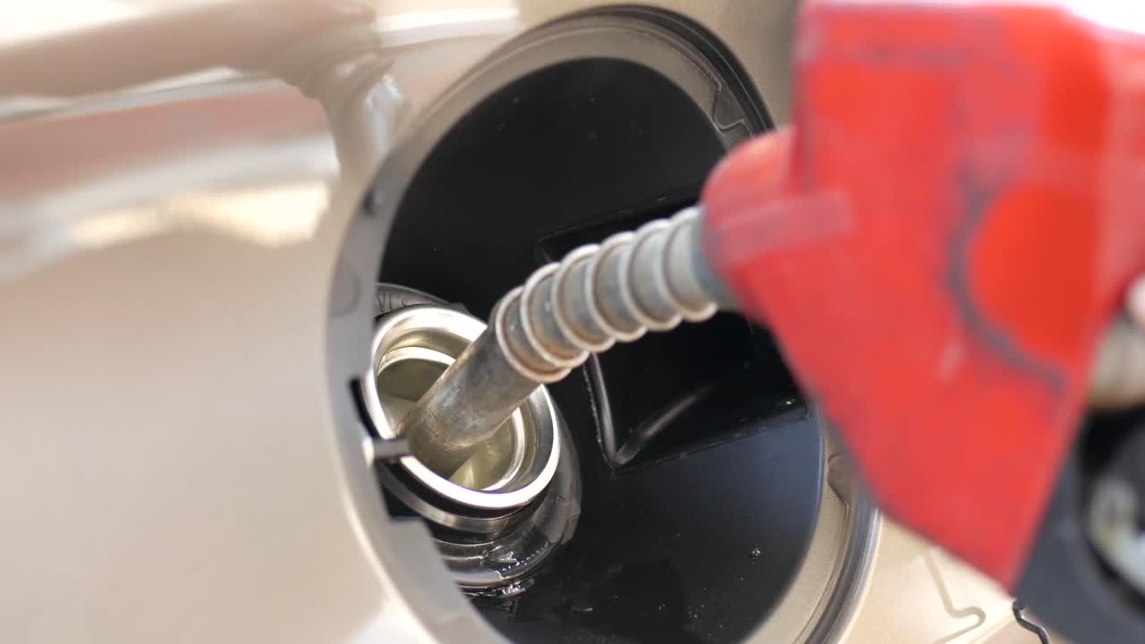 자동차에 가스를 채우는 것