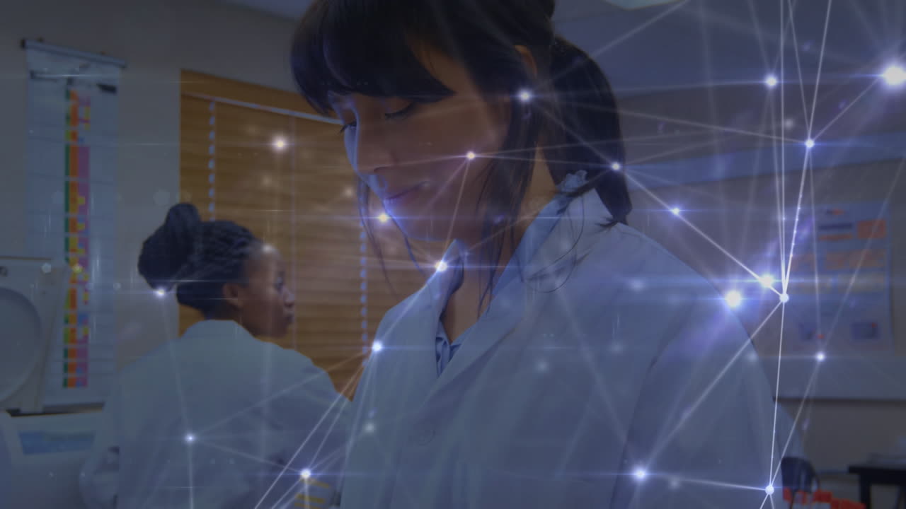 animación de conexiones sobre una trabajadora de laboratorio biracial