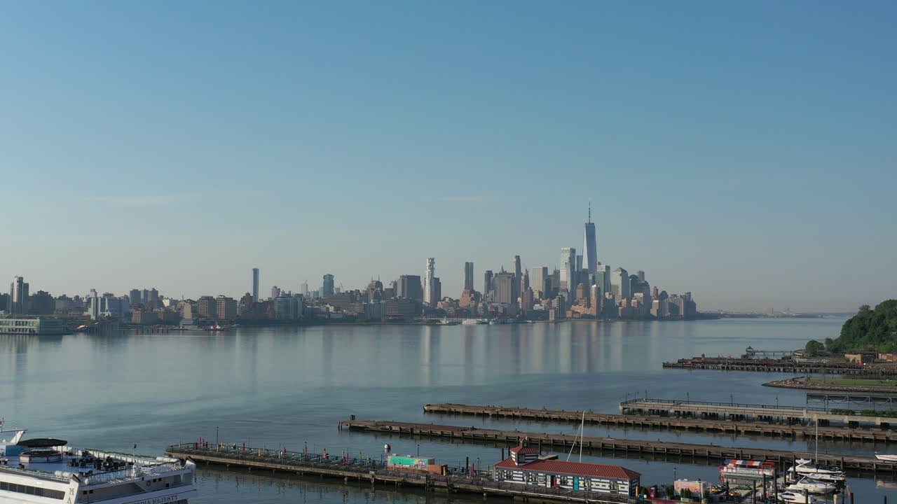 이른 아침에 뉴저지 쪽에서 허드슨 강의 무인 항공기 보기